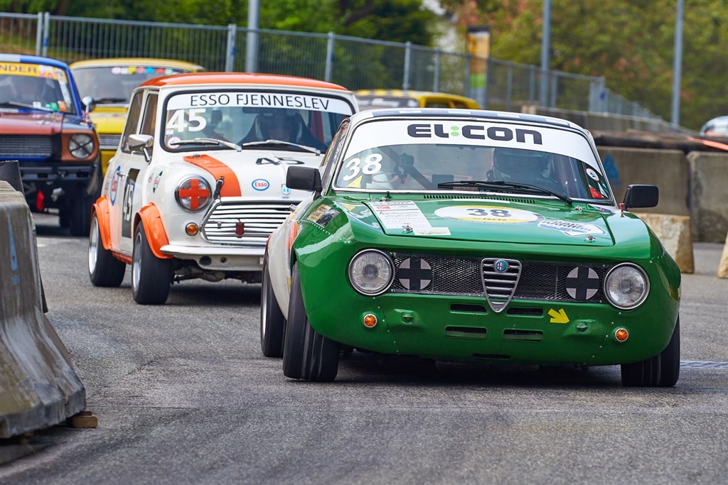 De gamle racere skånes ikke. Der køres stadig close-race som her, hvor en Alfa Romeo GTAM forfølges af en Morris Cooper S og en Ford Mustang
(Foto: Ib Trebbien)